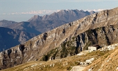 10 Mi avvio sul per ora facile sentierino, uno sguardo indietro al rifugio...